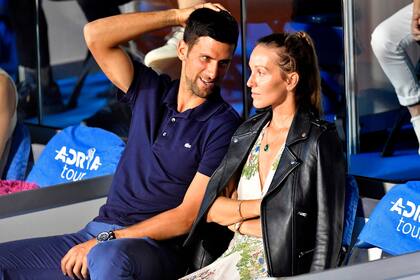 El serbio Novak Djokovic junto a su esposa Jelena; el serbio aún no confirmó si jugará el primer Grand Slam del año, pero al menos dio una buena señal al inscribirse en la ATP Cup