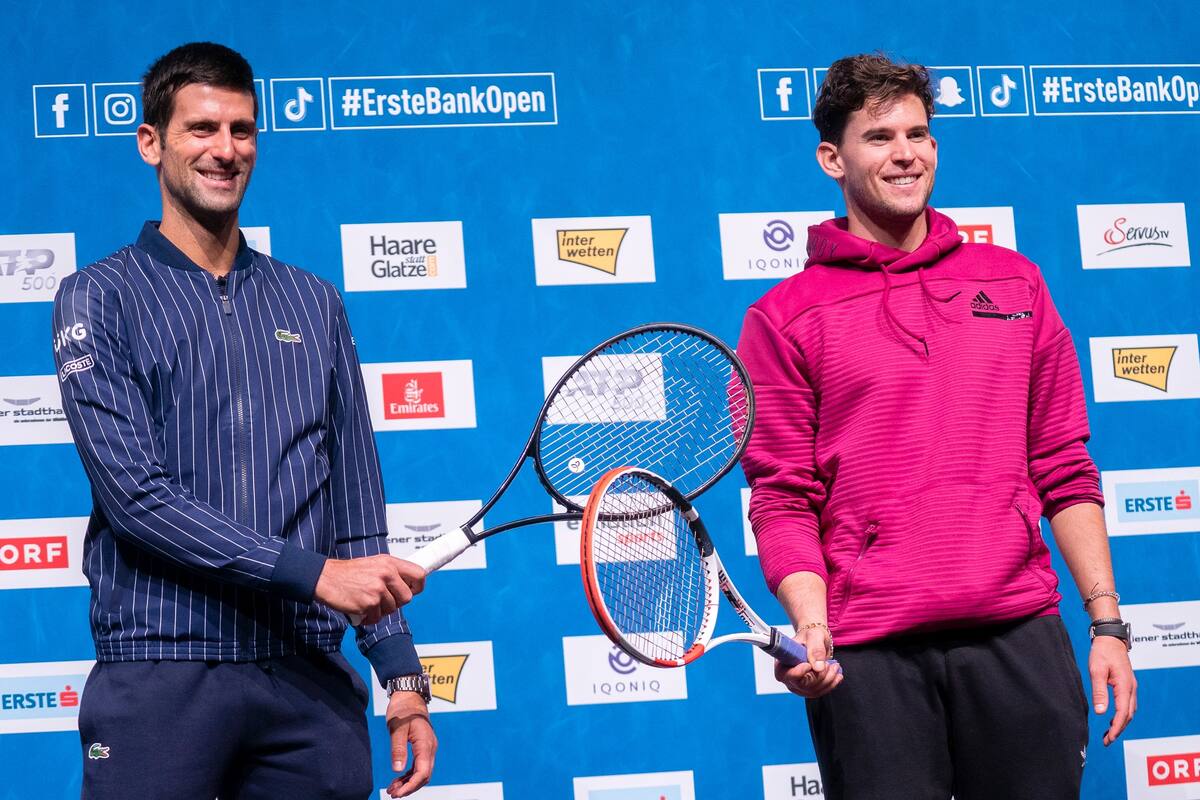 El tenista serbio Novak Djokovic y el tenista austriaco Dominic Thiem en una conferencia de prensa antes del Abierto de Tenis en Viena, Austria, el 25 de octubre de 2020