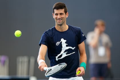 El tenista serbio Novak Djokovic ya se entrena antes en Adelaida con miras a la gira australiana