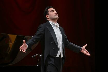 El tenor Jonathan Tetelman en el Teatro Colón