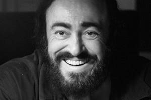 El tenor llevó su carisma hasta Hollywood, donde protagonizó Sí, Giorgio (1982), una comedia en la que perdía la voz