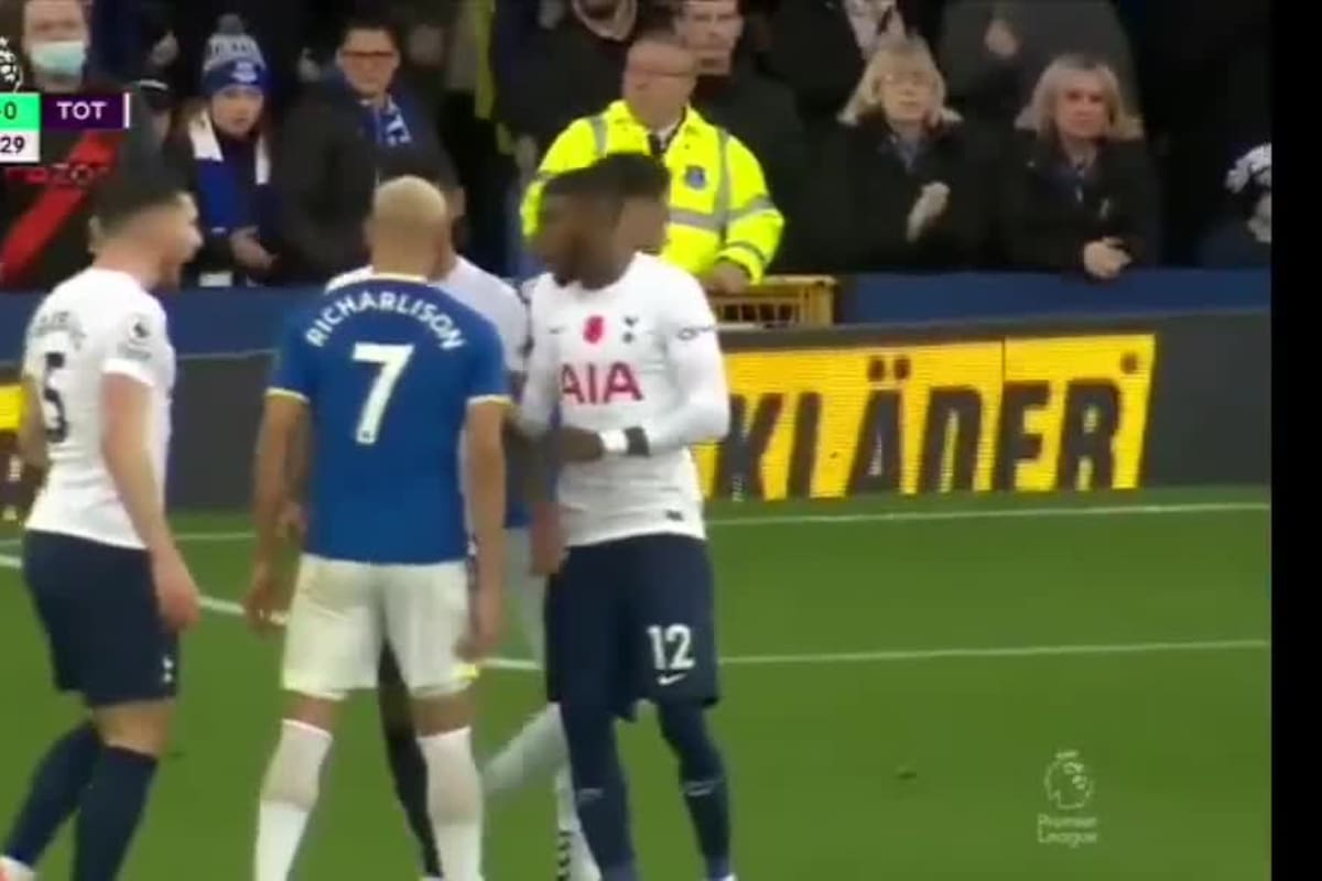 El tenso cruce entre Cuti Romero y Richarlison en la Premier League