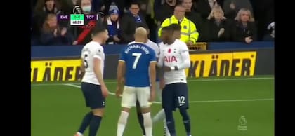 El tenso cruce entre Cuti Romero y Richarlison en la Premier League