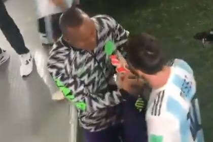 El tercer arquero de Nigeria esperó a Messi en el túnel para intercambiar la camiseta