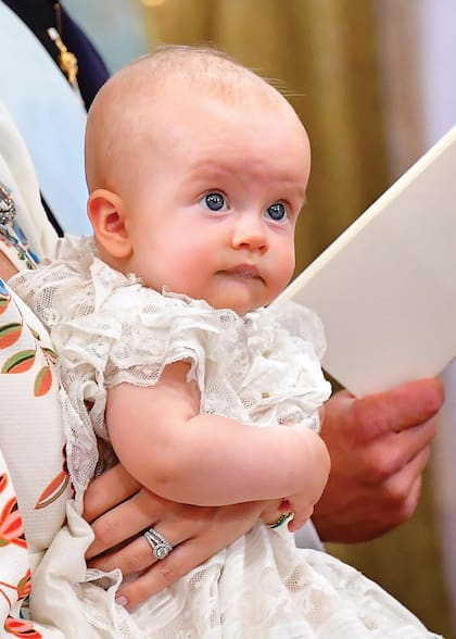 El tercer hijo de los duques de Värmland usó un traje de bautismo lleno de historia: lo vistieron su abuelo, su padre, sus tías, sus primos y sus hermanos mayores.