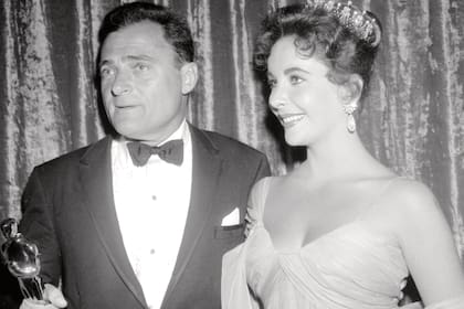 El tercer “Mr. Taylor” fue el productor Mike Todd, que en 1957 ganó el Oscar a Mejor Película por su film La vuelta al mundo en 80 días. Esa noche Liz estrenó la tiara de diamantes que él le regaló.
