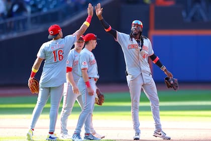 El tercera base dominicano de los Rojos de Cincinnati Noelvi Marte celebra con su compatriota Elly De La Cruz el triunfo ante los Mets de Nueva York el domingo 8 de septiembre del 2024. (AP Foto/Noah K. Murray)
