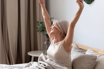 El término clínico para el aturdimiento y el mal humor que muchos experimentan después de despertarse es “inercia del sueño” y suele durar unos 30 o 60 minutos