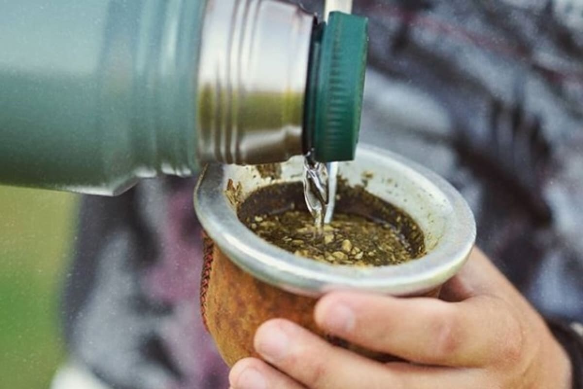 El termo en la Argentina es solo verde y tiene un tapón apto para cebar mate