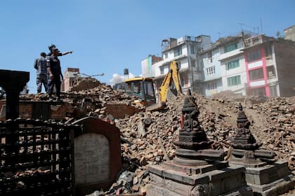 La plaza Basantapur Durbar, el palacio real, la torre Dharahara, el templo Manakamana, y otros lugares emblemáticos fueron severamente dañados