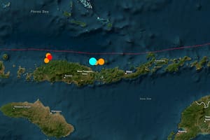 Un fuerte terremoto de magnitud 7,7 sacudió la costa de Indonesia