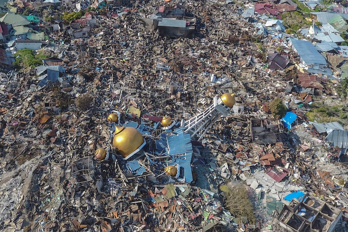 El terremoto -seguido de un tsunami- ocurrido el fin de semana pasado en Indonesia , ha dejado más de 1.200 víctimas fatales y muchas imágenes desoladoras