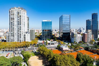 El terreno con tierra, al lado de las canchas de tenis, es el adquirido por Raghsa