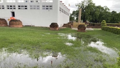 El terreno donde se encuentra el templo Maya Devi está anegado