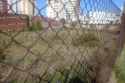 El terreno, donde se iba a edificar el Neptuno, alambrado para evitar daños