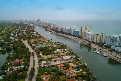 El terreno en venta cuenta con 60 metros frente a la Bahía de Biscayne, ideal para un muelle para megayates de lujo