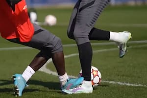 El terrible pisotón de Idrissa Gana Gueye a Kylian Mbappé que deja al atacante en duda para el desquite ante Real Madrid por los octavos de final de la Champions League