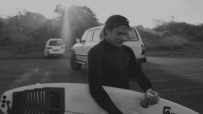 El terrible video que muestra el ataque de un tiburón a un surfista