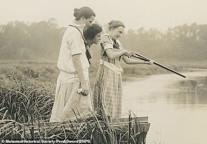 El terror se apoderó del verano de 1916 cuando cinco nadadores fueron atacados en solo dos semanas a lo largo de la costa de Nueva Jersey, en el este de Estados Unidos. Arriba: jóvenes en busca del tiburón