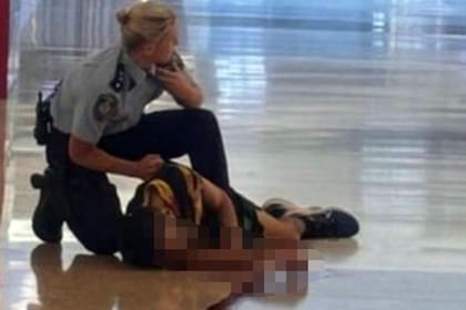 El terrorista que mató a varias personas en un centro comercial en Sídney fue asesinado a tiros por una mujer policía