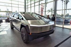 El Tesla Cybertruck 2024 es una de las camionetas eléctricas más caras y potentes del mercado en 2025
