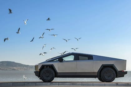 El Tesla Cybertruck 2025 presenta un esquema de precios que varía según la versión