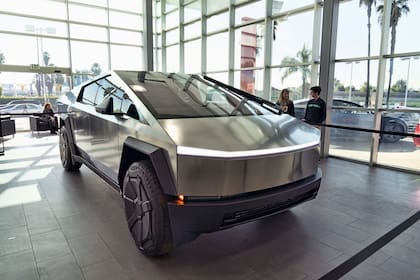 El Tesla Cybertruck y el RV-1 serían los vehículos eléctricos más caros de asegurar en 2025 (Archivo LN)