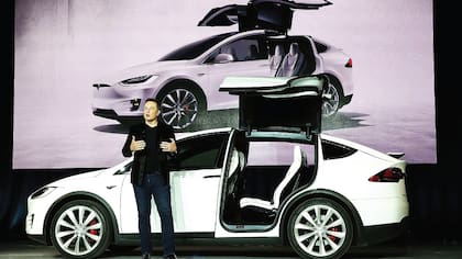 El Tesla Model X P90D Ludicrous, con alas de halcón, un diseño audaz que algunos expertos consideran poco práctico, pero que fue desarrollado porque lo pidió Musk