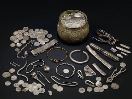 El tesoro contiene 29 lingotes de plata, monedas y joyas vikingas del siglo IX y X d.C.