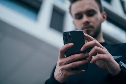 El test viral revela detalles de tu personalidad según la forma en que agarrás el celular