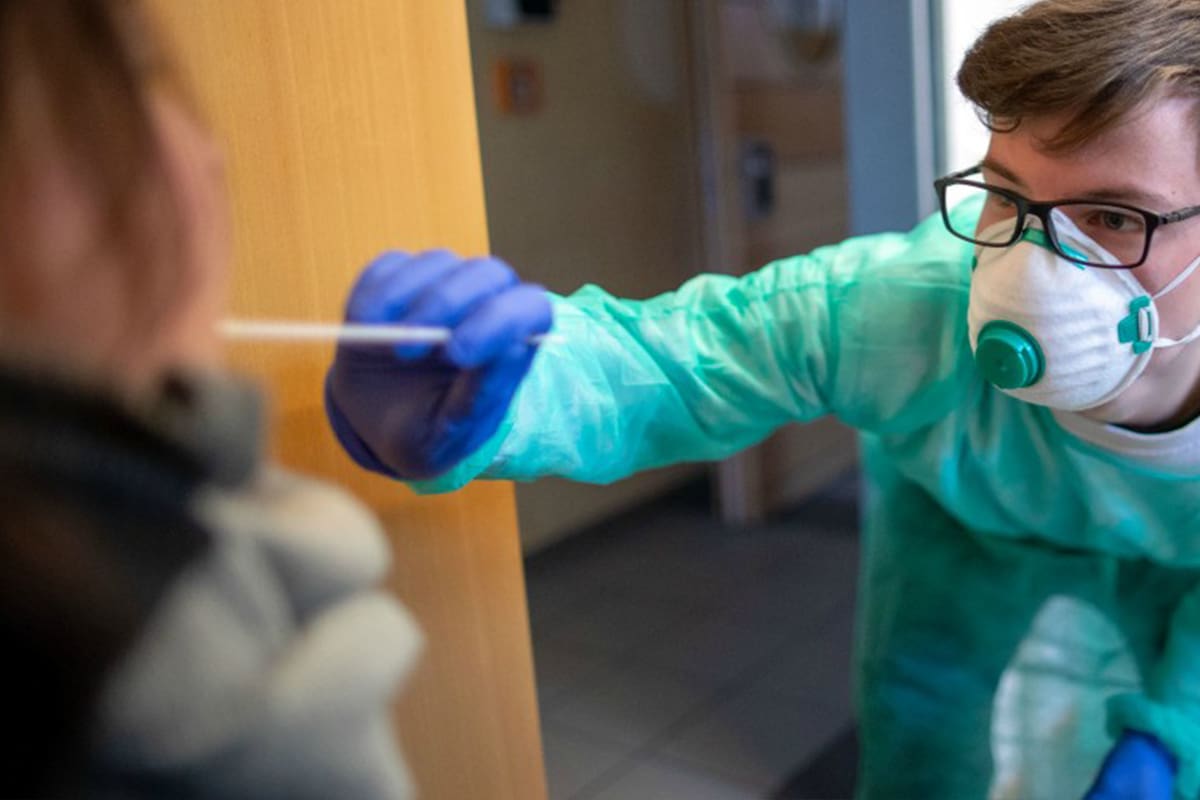 El testeo masivo en la población general en Islandia evidenció que gran parte de los casos positivos de Covid-19 son asintomáticos