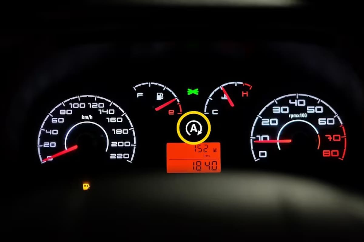 El testigo con forma de letra "A" comúnmente se incluye en autos modernos