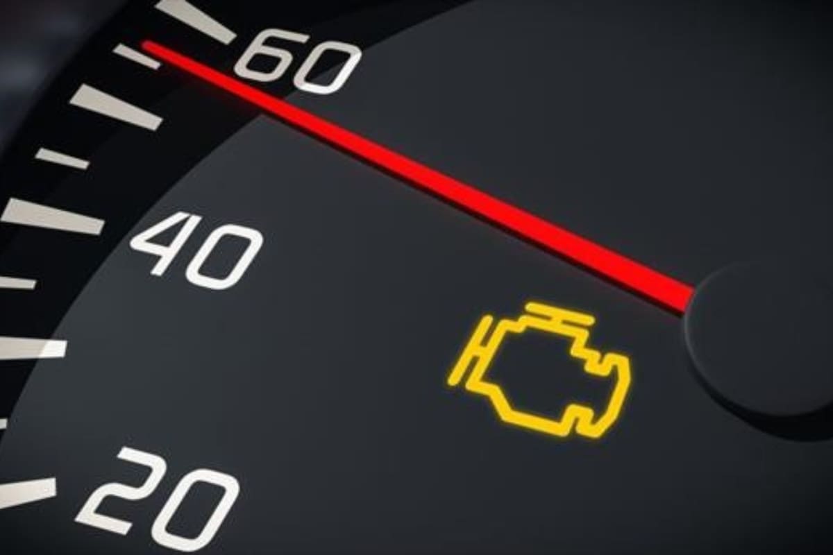 El testigo de check engine indica que el sistema de diagnóstico detectó una anomalía