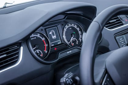 El testigo encendido con forma de reloj quiere decir que el control de velocidad crucero está activo