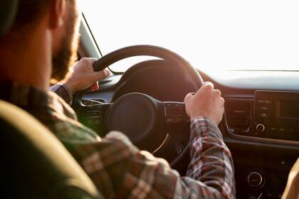 El Texas Department of Motor Vehicles (DMV, por sus siglas en inglés) introdujo nuevas reglas el 18 de noviembre que exigen la presentación de una identificación fotográfica vigente para todo registro inicial o renovación vehicular