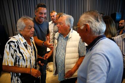 El textil Hugo Benítez junto con Barrionuevo, en Mar del Plata