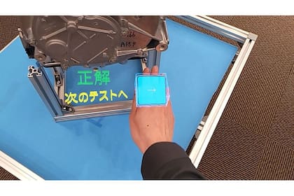 El texto en japonés dice “Correcto. Pase a la siguiente prueba"; así experimenta Nissan con la realidad aumentada para entrenar a sus operarios