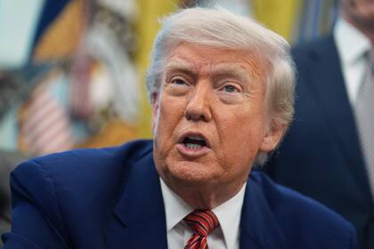 El texto reafirma la intención de Trump de eliminar protecciones a migrantes y combatir las “ciudades santuario”