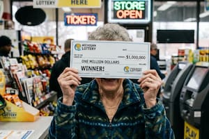 Tiene 70 años, un desvío por obras la llevó a comprar un ticket en otra tienda y ganó US$1.000.000
