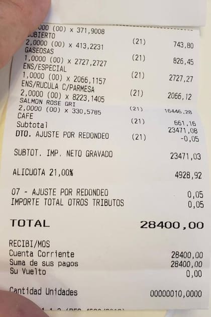 El ticket del almuerzo para dos comensales que costó $28.400, en detalle