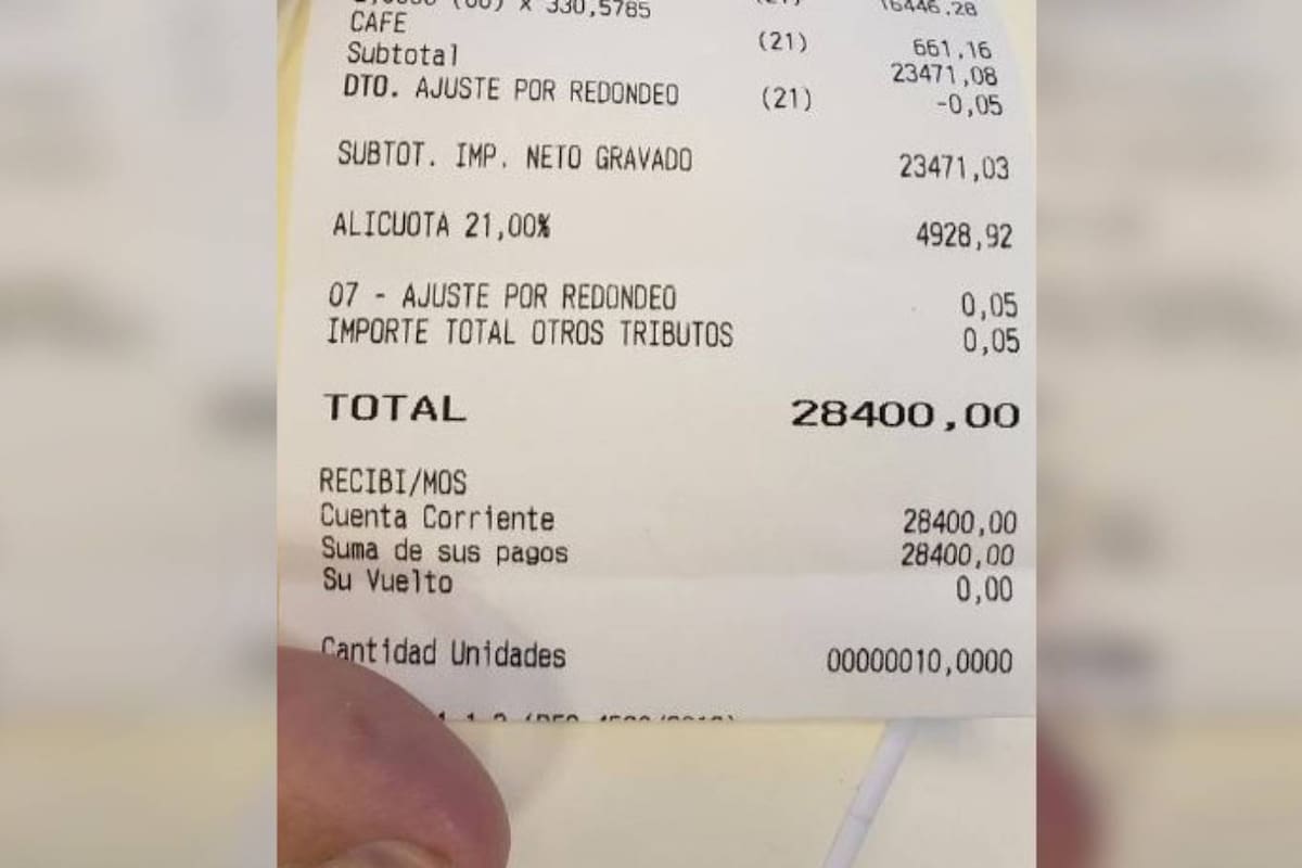 EL ticket que demuestra que en un almuerzo para dos personas, el tuitero Pascow gastó $28.400