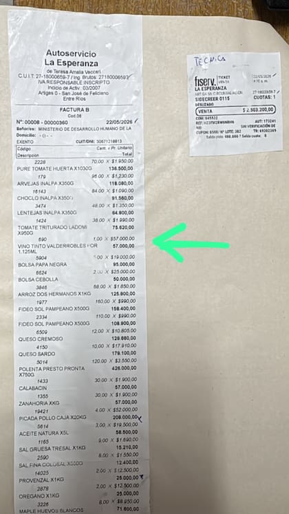 El ticket que muestra la compra de una botella de vino de $57.000