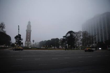 Buenos Aires amaneció tapizada por la niebla y la falta de visibilidad complica el manejo