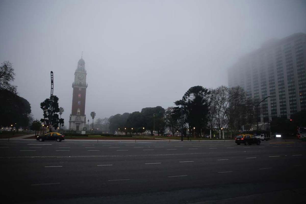El tiempo; clima; niebla, neblina; nublado; gris; ciudad de Buenos Aires; Servicio Meteorológico Nacional; visibilidad reducida; Retiro; Hotel Sheraton; Torre de los Ingleses; Plaza San Martín
