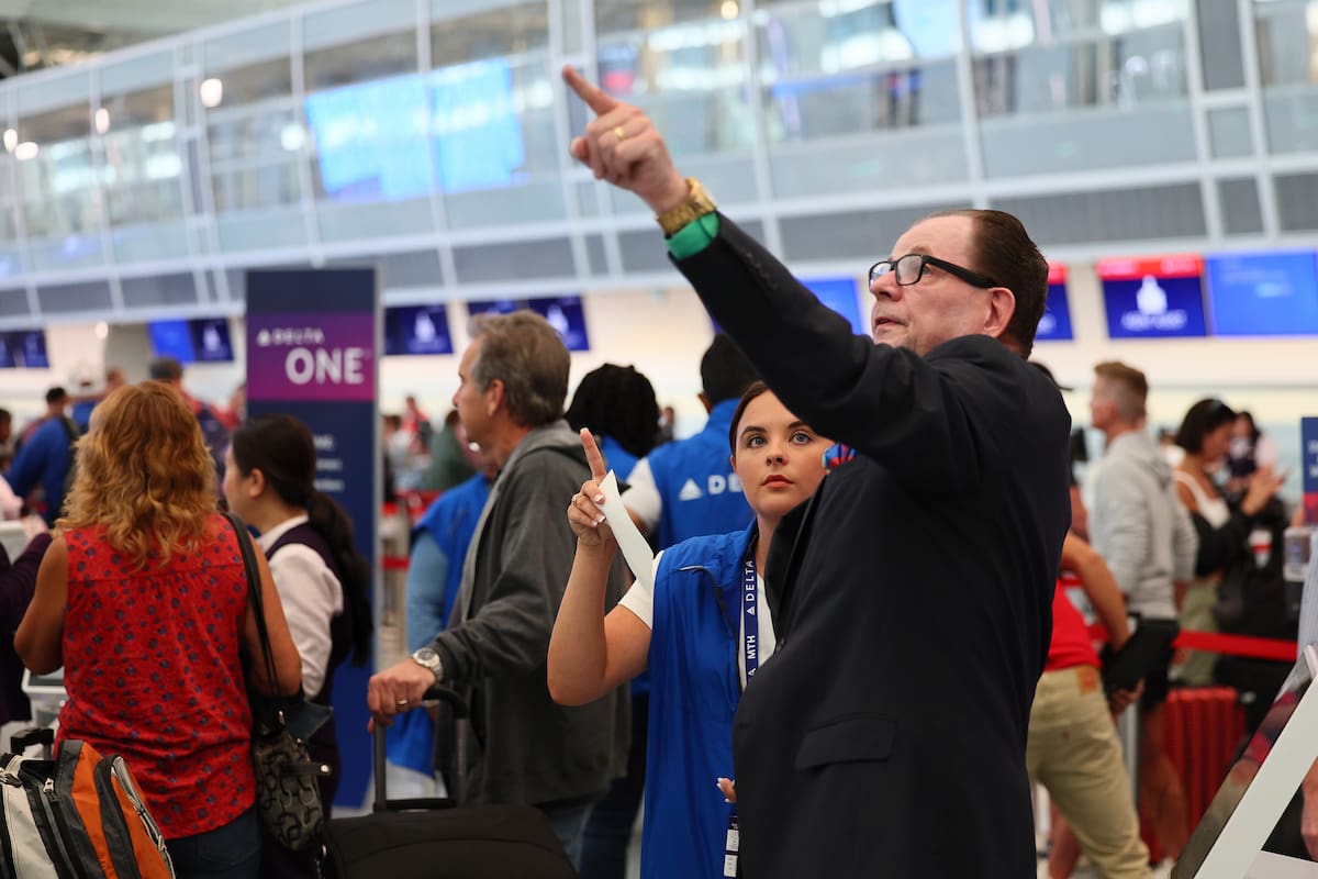 “El tiempo es dinero” busca terminar con las prácticas corporativas “de dar vueltas a la gente, desperdiciando su valioso tiempo y dinero”, como en el caso de algunas aerolíneas (AP Foto/Adam Bettcher)