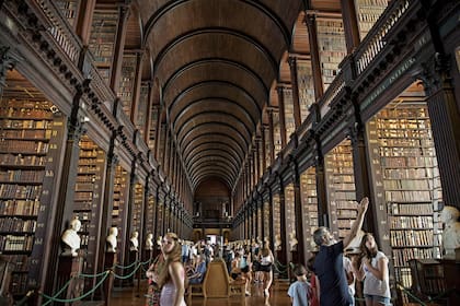 El tiempo y los libros. El encanto de bibliotecas antiguas como la del Trinity College de Dublín que se observa sobre estas líneas puede recrearse en la intimidad de una biblioteca familiar, tal como lo describe la autora de esta nota
