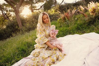 El tierno carrete de imágenes familiares que compartió Paris Hilton y con el que presentó a London, su hija de tan solo cinco meses (Foto: Instagram/@parishilton)