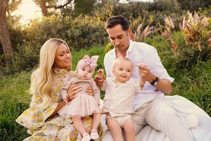 El tierno carrete de imágenes familiares que compartió Paris Hilton y con el que presentó a London, su hija de tan solo cinco meses (Foto: Instagram/@parishilton)
