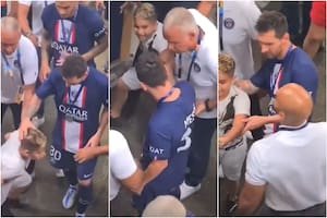 El tierno gesto de Lionel Messi con un nene que saltó al campo para saludarlo (Foto: Captura de video)