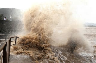 El tifón Bavi se debilita, pero aún trae fuertes vientos y lluvia a China